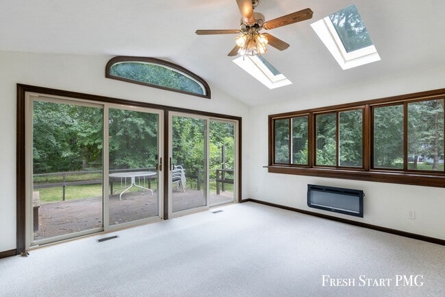 Building Photo - Charming 3-Bedroom Home in Walker – Conven...