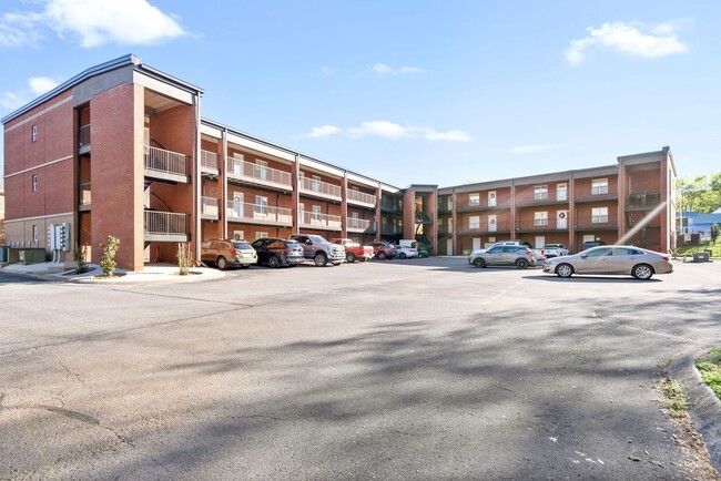 Building Photo - Beautiful 2 Bedroom Condo For Rent Near APSU!