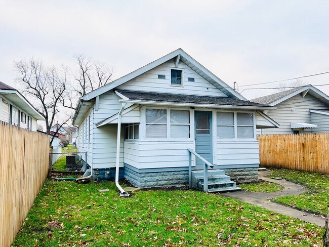 Building Photo - Charming 3-Bedroom Home with Garage & Fenced Yard!