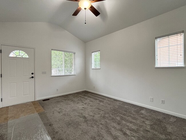 Building Photo - Beautiful Draper Townhome at Bella Monte!