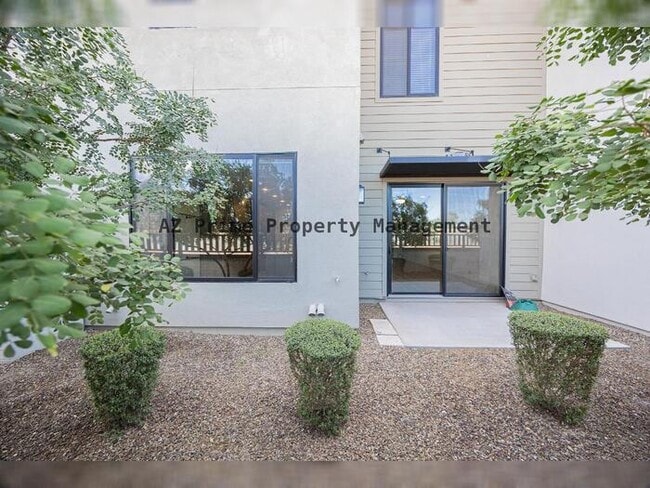 Building Photo - 142 E Hearne Way