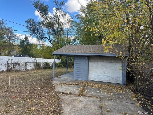 Building Photo - 20084 Greenview Ave