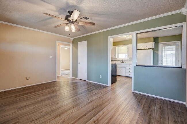 Building Photo - Charming 3 Bed 2 Bath  - Moore, OK