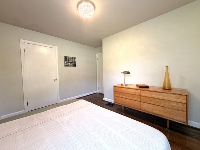 Building Photo - Hilltop Charm in Floyds Knobs – Spacious All-Brick Beauty with Room to Grow!