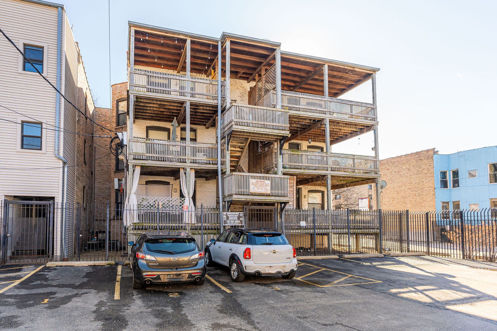 Building Photo - 726 W Addison St