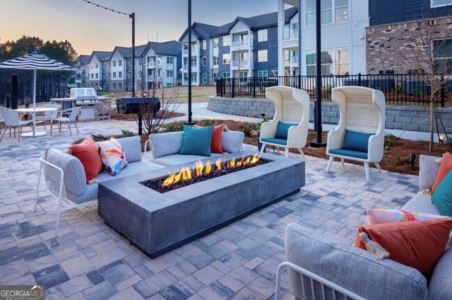 Building Photo - 5617 Oak St