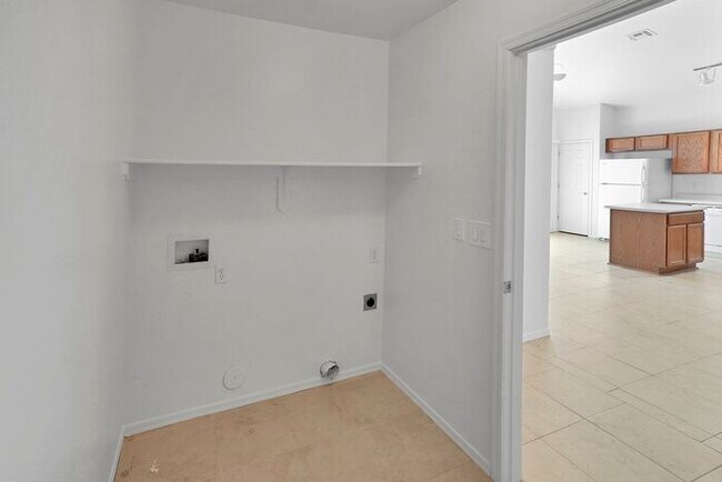 Building Photo - Gorgeous 3 Bedroom 2 Bath Home in Rita Ranch