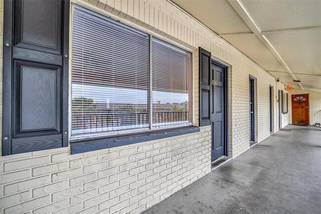 Building Photo - 2 N Fernwood Ave
