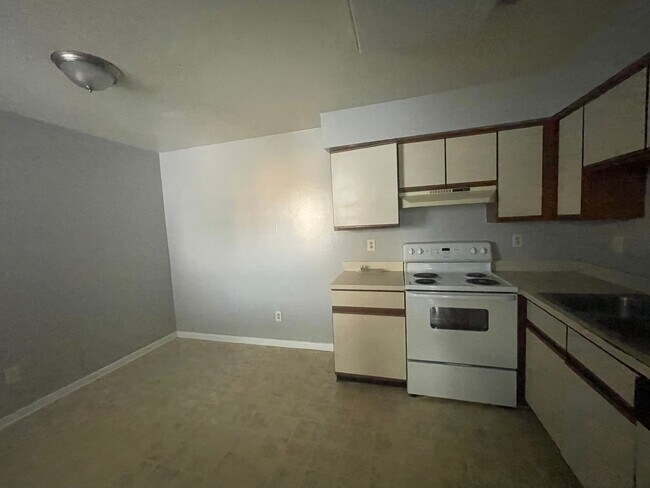 Building Photo - UPPER LEVEL SINGLE STORY CONDO IN HOLLAND ...