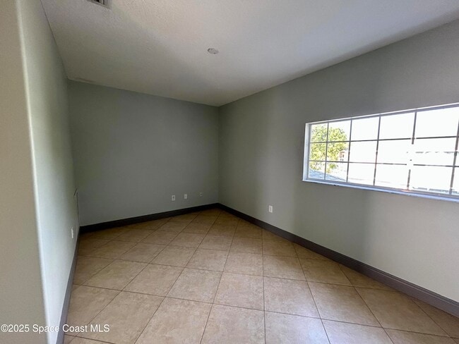 Building Photo - 910 Twisting Branch Ct