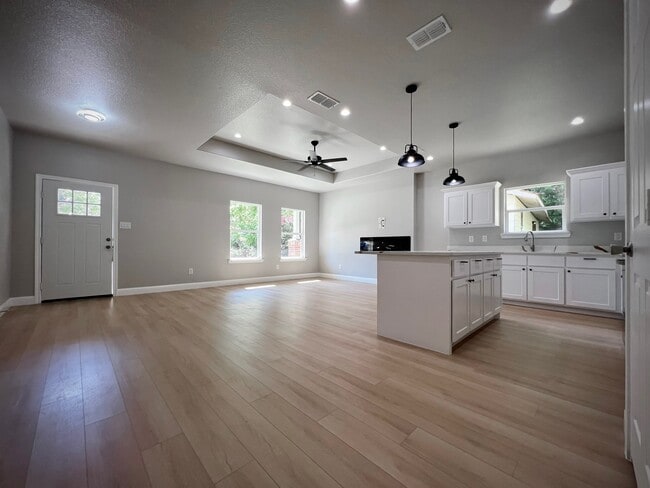 Building Photo - 823 Edgar St