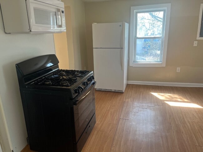 Building Photo - 328 W 17th St