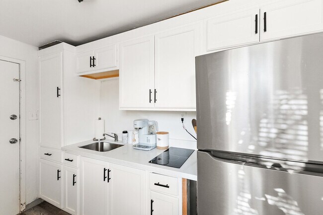 Building Photo - 704 W Main St