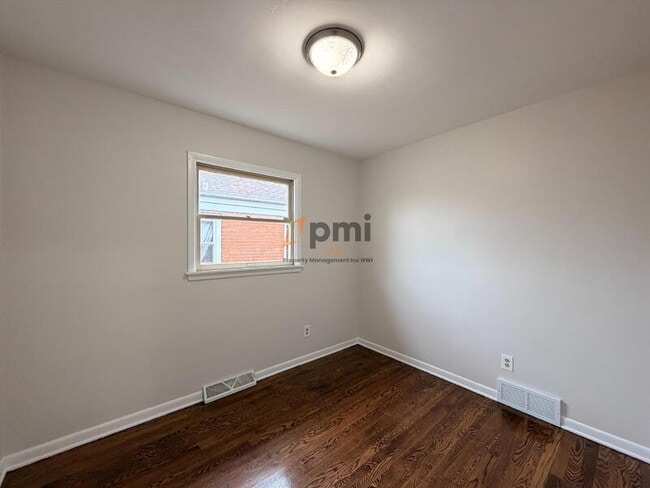 Building Photo - 1433 Shell St