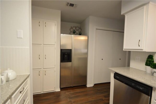 Building Photo - 518 Hunters Glen St