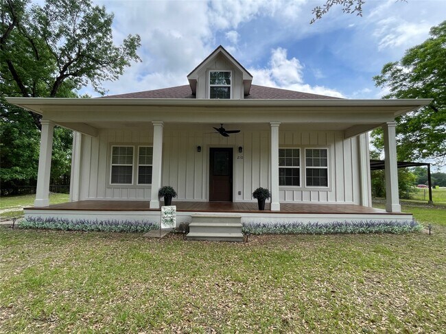 Building Photo - 210 Crescent Dr