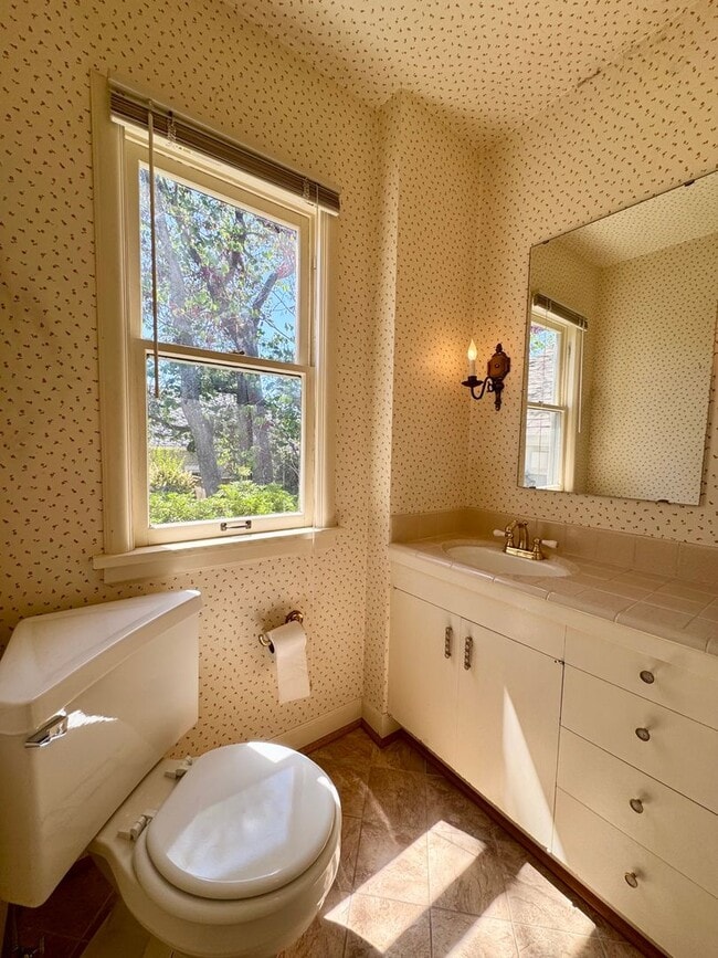 Building Photo - Hawthorne Hills Home