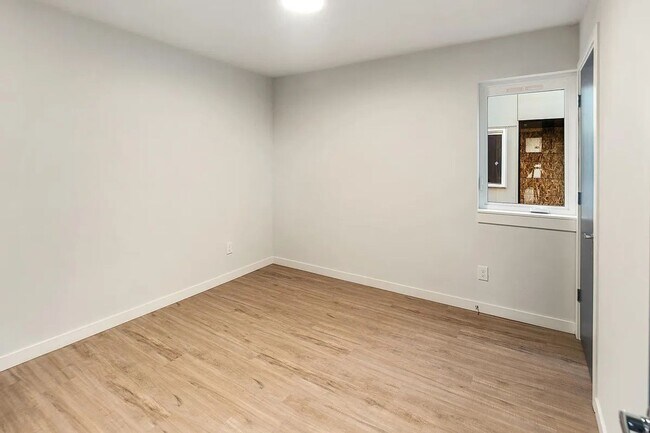 Building Photo - 3 Bed 2 Bathroom White Center Townhouse