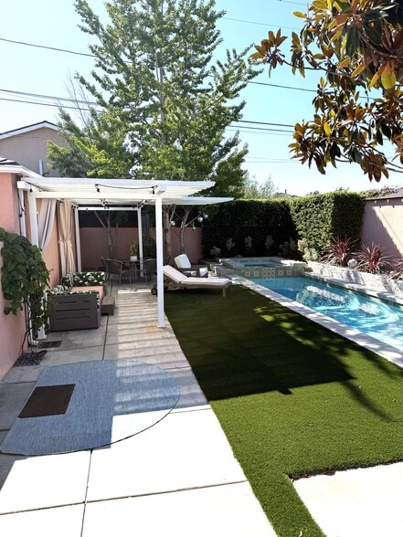 Building Photo - 8509 Croydon Ave