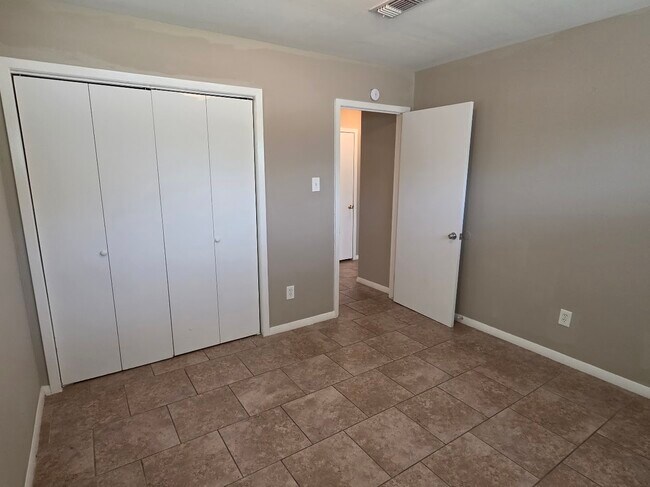 Building Photo - 9007 Glen Shadow Dr