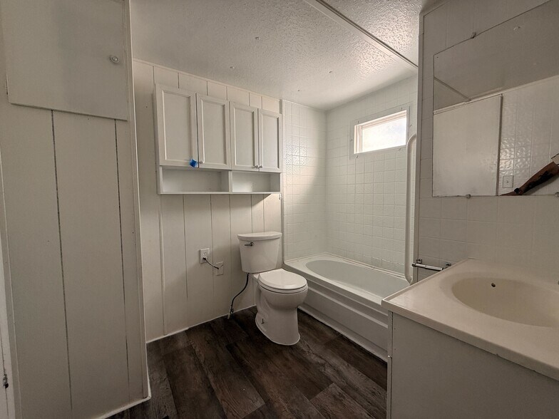 Building Photo - 3601 E Wyoming Ave