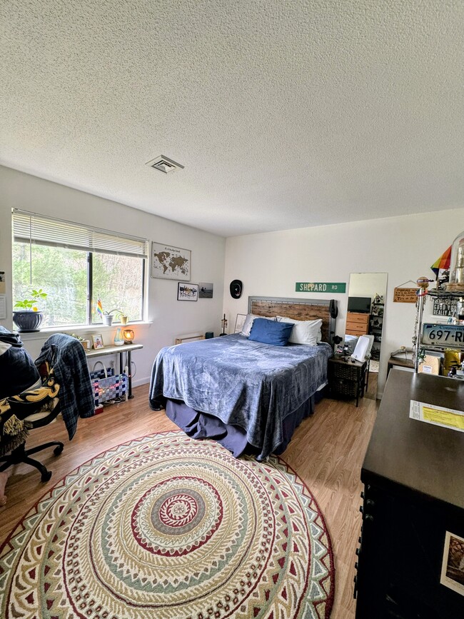 Building Photo - 2 Bed 1.5 Bath Condo