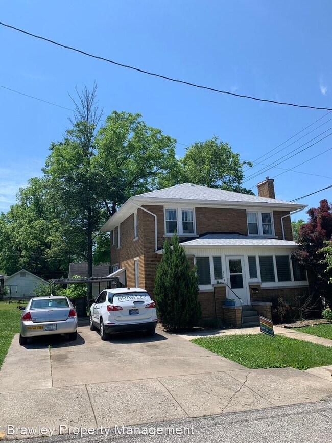 Building Photo - 5 br, 2.5 bath House - 114 E. 1st St