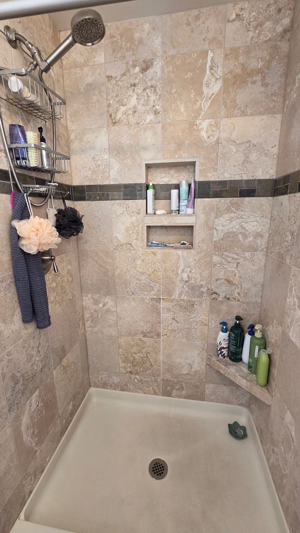 Building Photo - Fantastic 4BR, 3.5BA! Deck, FP, great yard, location!! (Regal)