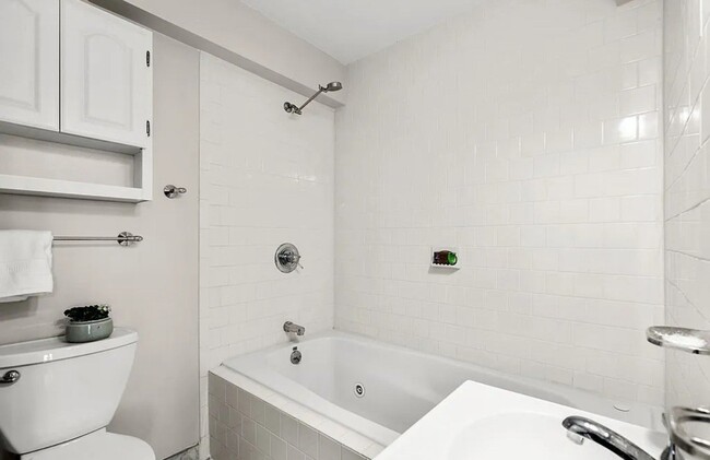 Building Photo - Prime Location- Southie 2 Bed/ 2 Full Bath...