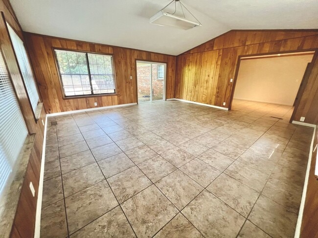 Building Photo - 2112 Great Oak Dr