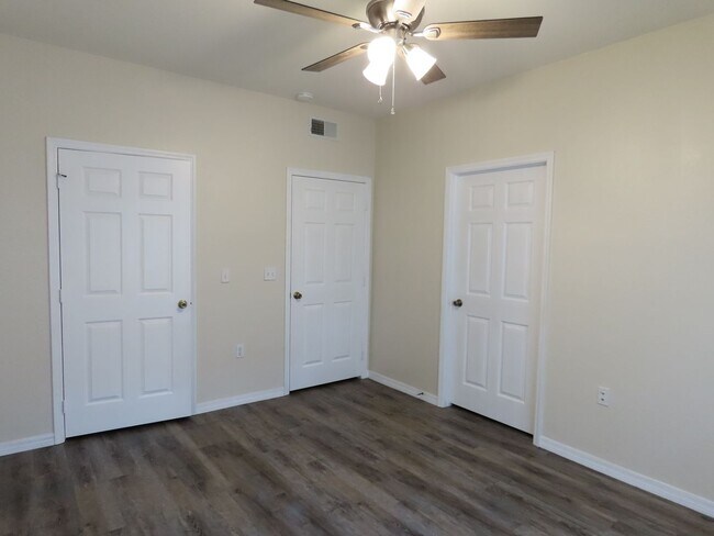 Building Photo - Orlando Park Central Gated Resort Style Co...