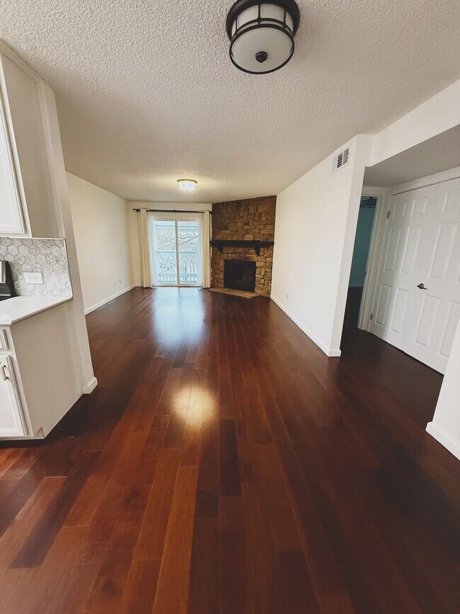 Building Photo - 1 Bed Condo in the heart of everything