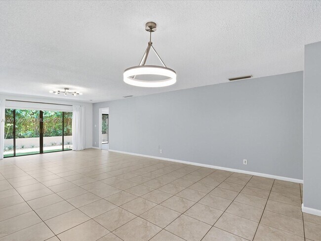 Building Photo - 110 Dunwoody Ln