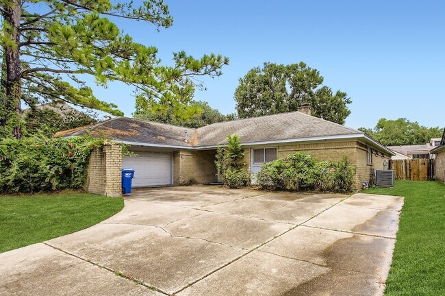 Building Photo - 15710 Sandy Hill Dr