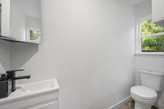 Building Photo - 6413 Chimney Creek Cir