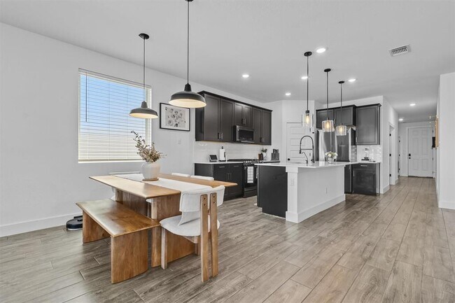 Building Photo - 905 Gray Fox Lp