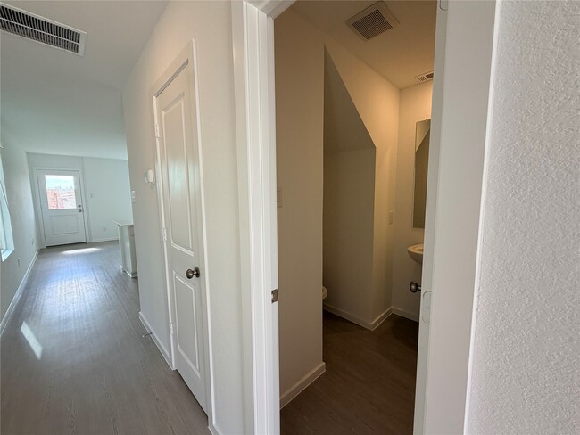 Building Photo - 922 Pertuso Ln