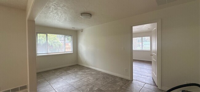 Building Photo - 938 Madison St