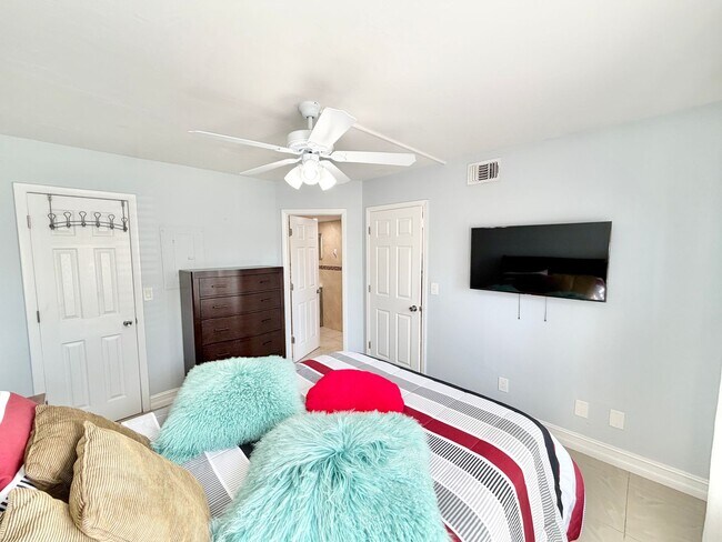 Building Photo - ** GRANADA LAKES ** 1 BED / 1 BATH CONDO - GREAT LOCATION - SMALL PET OK! - ANNUAL RENTAL