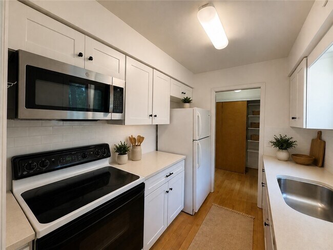 Building Photo - 142 Burleigh Dr