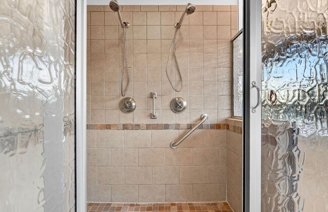 Building Photo - Stunning 3 bedroom Loft