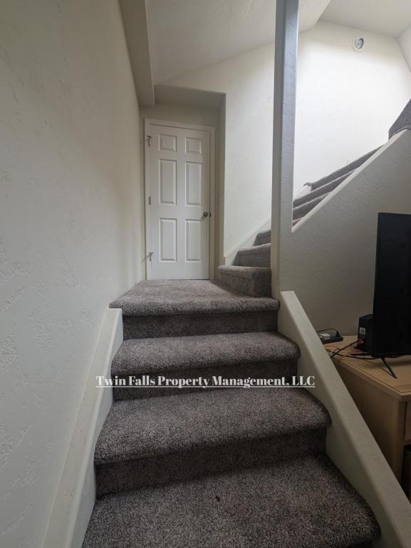 Building Photo - 917 Main St