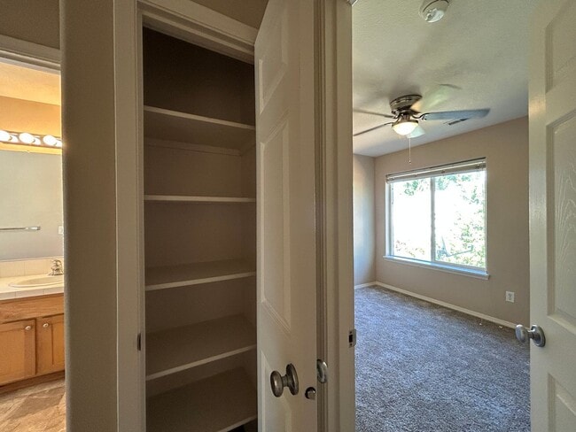 Building Photo - Gorgeous 4 Bed, 2.5 Bath House!