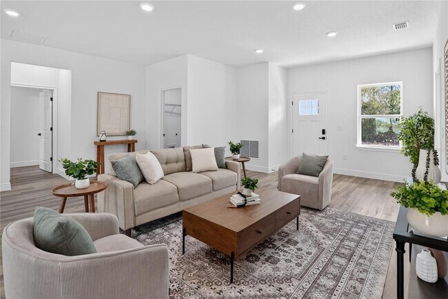 Building Photo - 1933 W Oliver Dr
