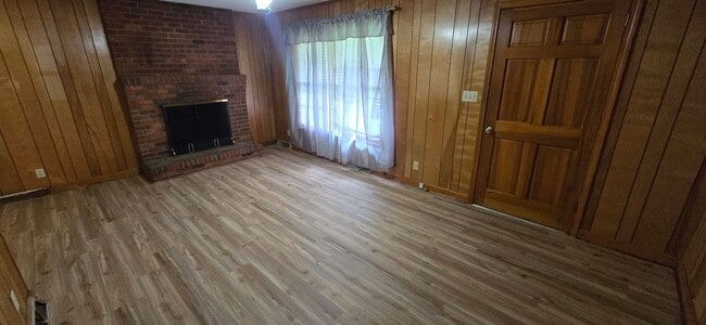 Building Photo - Nice private ranch in the woods