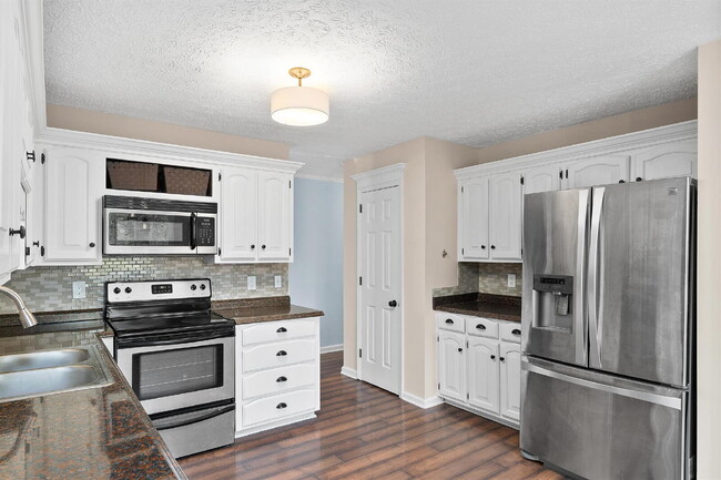 Building Photo - Huge Corner Lot in Glen Oaks!