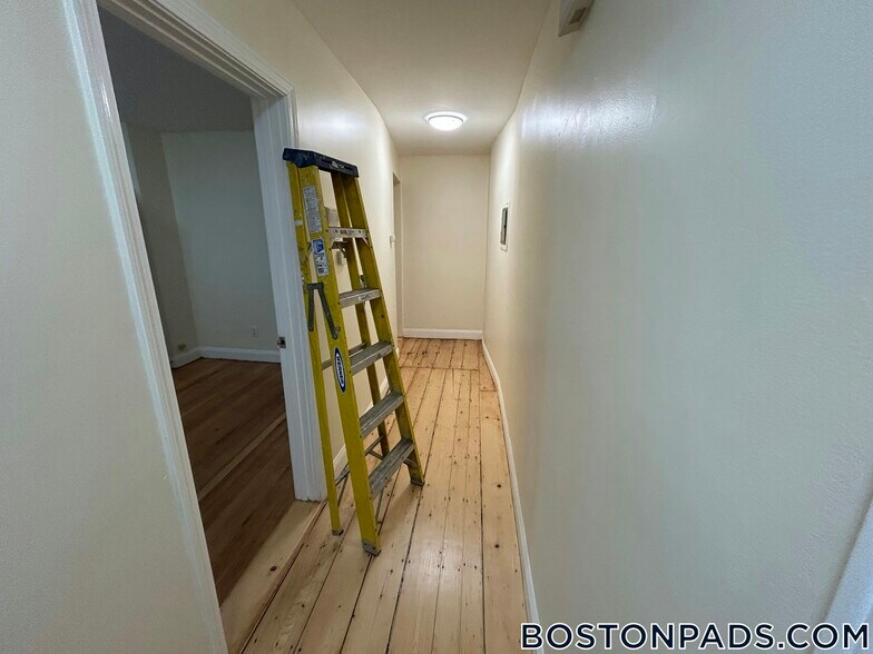 Building Photo - 64 Pleasant St