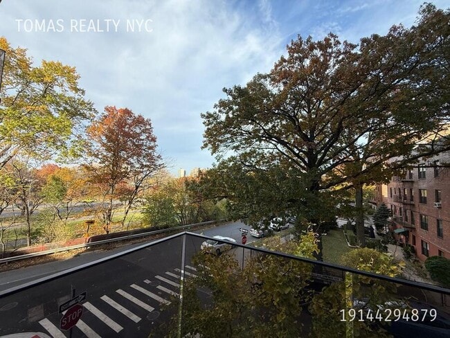 Building Photo - 1890 Pelham Pkwy S