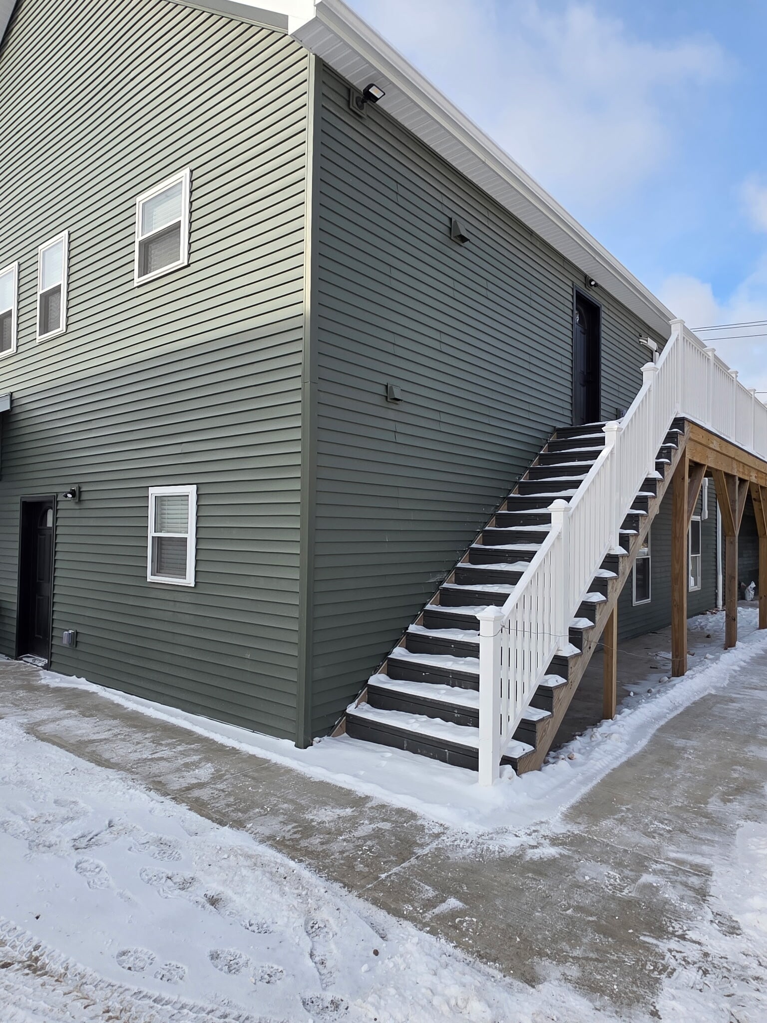 Building Photo - 356 Main St