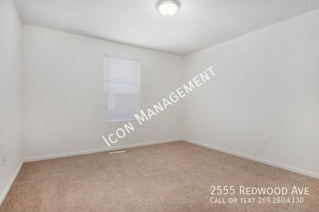 Building Photo - 2555 Redwood Ave